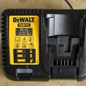 Dewalt DCB115-KR Bộ sạc pin 10.8-18V