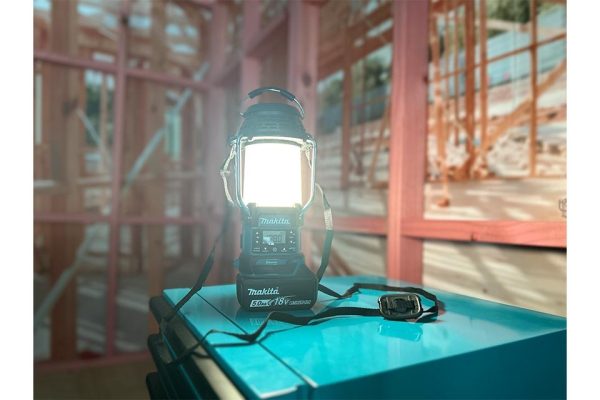 Makita DMR057 Radio kết hợp đèn lồng dùng pin(18v/14.4v)