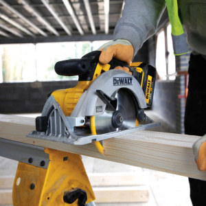 Dewalt DCS391N Máy Cắt Gỗ   (không kèm pin sạc)